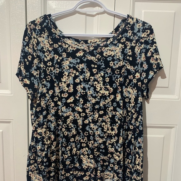 🍒2/$15🍒 Floral Flowy Top - Picture 2 of 3